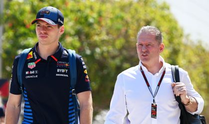 Max Verstappen, da Red Bull, conversa com o seu pai, Jos