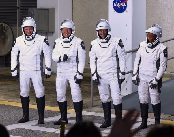 Da esquerda para a direita, o cosmonauta russo Alexander Grebenkin, o piloto da Nasa Michael Barratt, o comandante Matthew Dominick e a especialista em missões Jeanette Epps antes de seguir para Cabo Canaveral, na Flórida, em 3 de março de 2024 / Paul Hennessy/Anadolu via Getty Images