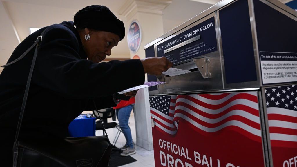 Mulher vota nas eleições primárias presidenciais na Prefeitura de São Francisco, na Califórnia, Estados Unidos, em 5 de março de 2024