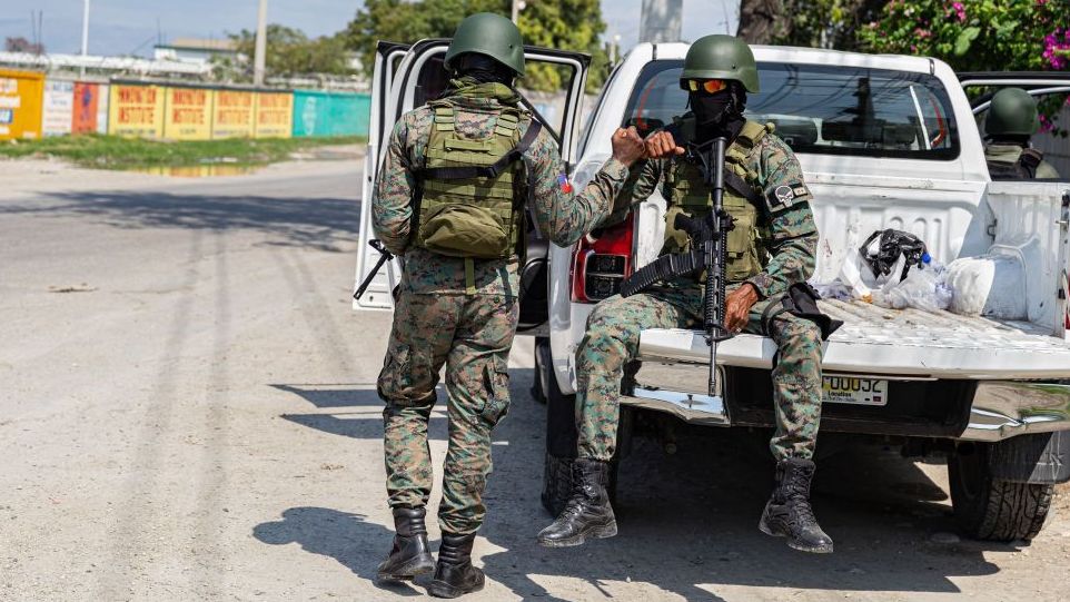 Soldados haitianos montam guarda no aeroporto internacional de Porto Príncipe depois que membros de gangues armadas trocaram tiros com policiais e soldados ao redor local, em 6 de março de 2024