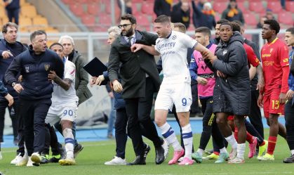 Clube de futebol italiano demite técnico após cabeçada em adversário