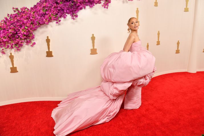 Ariana Grande marca presença no Oscar 2024 / Sarah Morris/WireImage