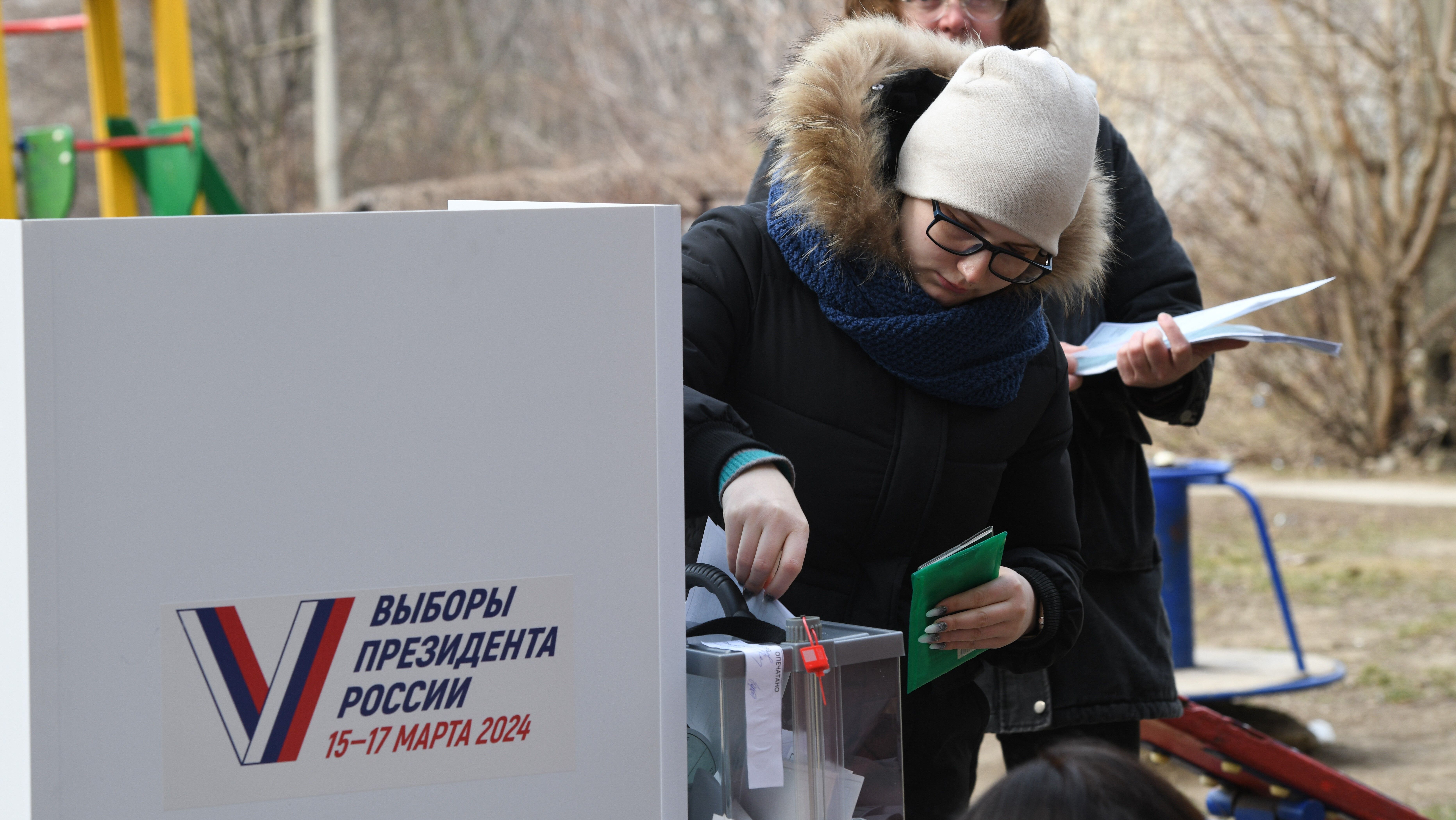 Pessoas votam em seção eleitoral móvel durante as eleições presidenciais da Rússia, em Donetsk, região da Ucrânia anexada pela Rússia na guerra.