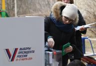 Eleições na Rússia: Manifestantes derramam tinta e ateiam fogo em urnas