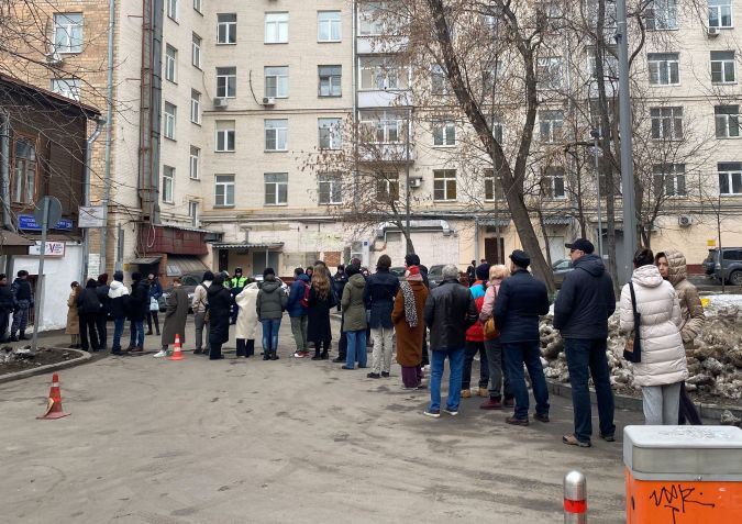 Pessoas fazem fila do lado de fora de uma seção eleitoral depois do meio-dia de 17 de março de 2024. Protesto "Meio-dia contra Putin" foi convocado pela oposição russa para mostrar que muitas pessoas estão contra o presidente da Rússia. / Andre Ballin/picture alliance via Getty Images