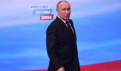 O presidente russo, Vladimir Putin, deixa sua sede de campanha após uma entrevista coletiva no início de 18 de março de 2024 em Moscou