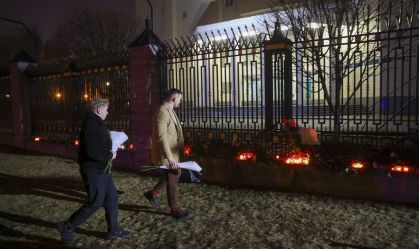 Pessoas em Belarus colocam flores e acendem velas em frente à Embaixada da Rússia para lamentar as vítimas do ataque à sala de concertos em Moscou, em 23 de março de 2024
