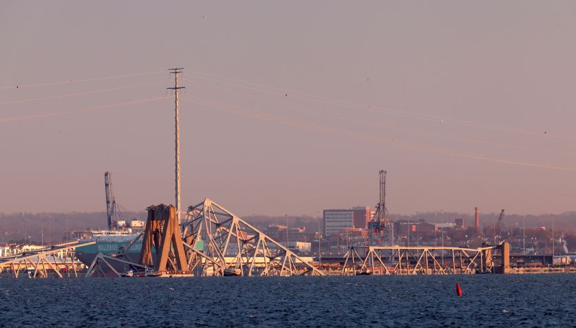 Vista da ponte Francis Scott Key, que desabou após a colisão de um navio de carga, em Baltimore, Maryland, Estados Unidos, em 26 de março de 2024. / Rob Carr/Getty Images
