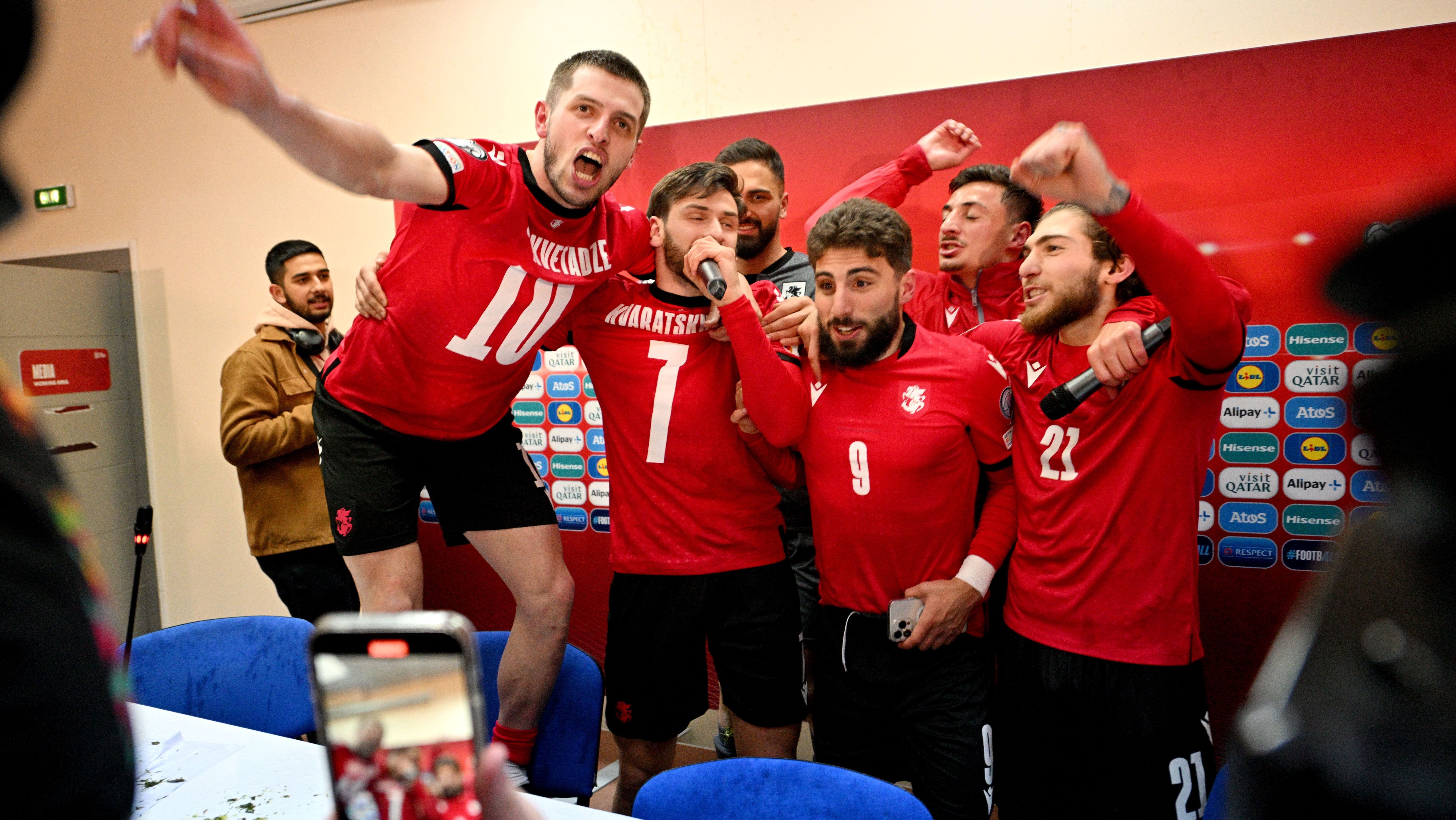 Jogadores da Geórgia celebram a classificação para a Euro