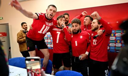 Jogadores da Geórgia celebram a classificação para a Euro