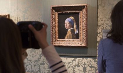 Ativistas climáticos se livram de prisão após tacarem sopa de tomate contra pintura histórica