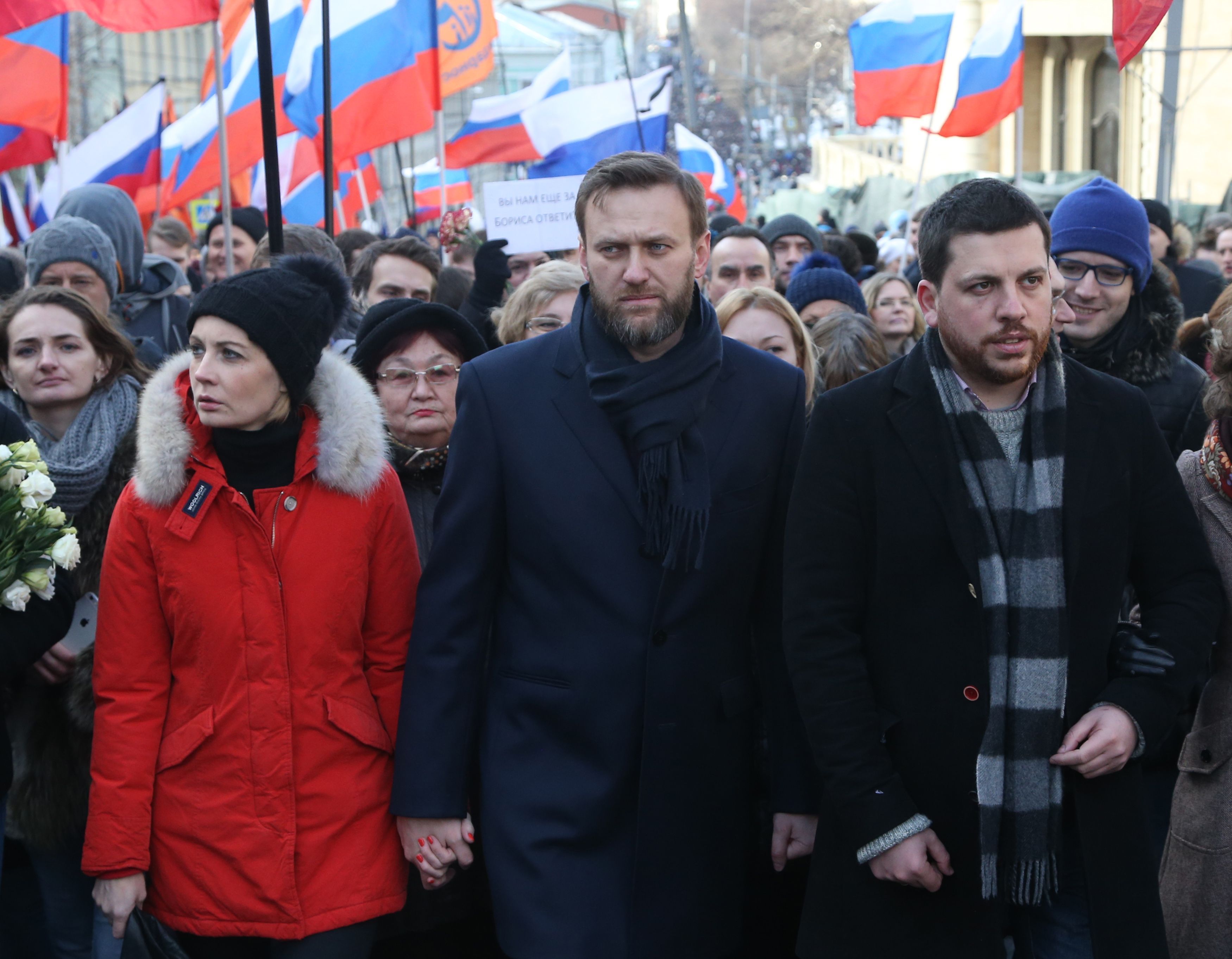 O líder da oposição russa Alexei Navalny (C), sua esposa Yulia Navalnaya (E) e seu assessor Leonid Volkov (D) participam de uma marcha em massa marcando o aniversário de um ano do assassinato da oposição líder Boris Nemtsov em 27 de fevereiro de 2016 em Moscou, Rússia