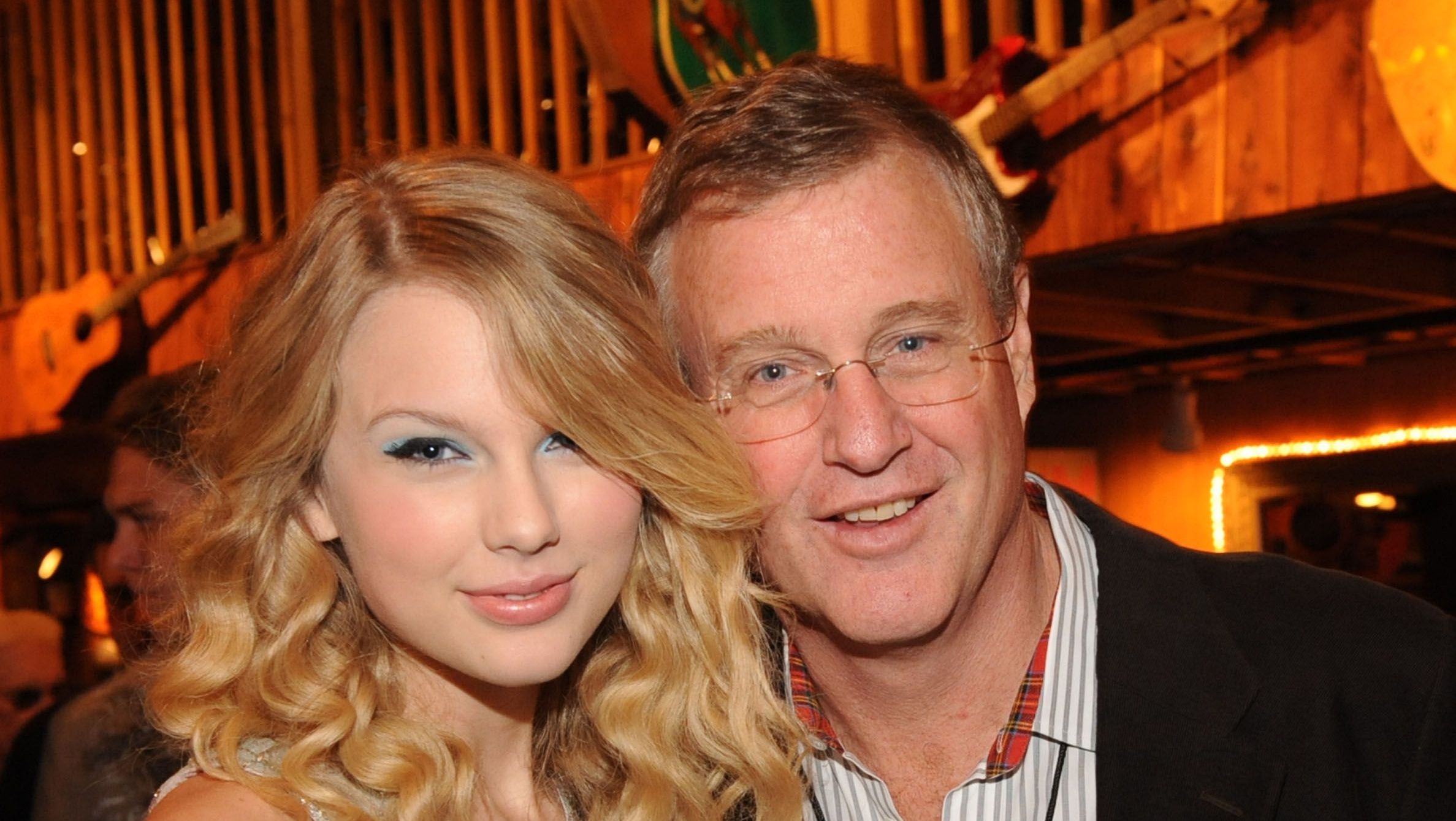Taylor Swift e seu pai Scott K. Swift, em 2008