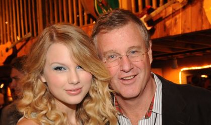 Pai de Taylor Swift não enfrentará acusações por suposta agressão de paparazzi, diz polícia australiana