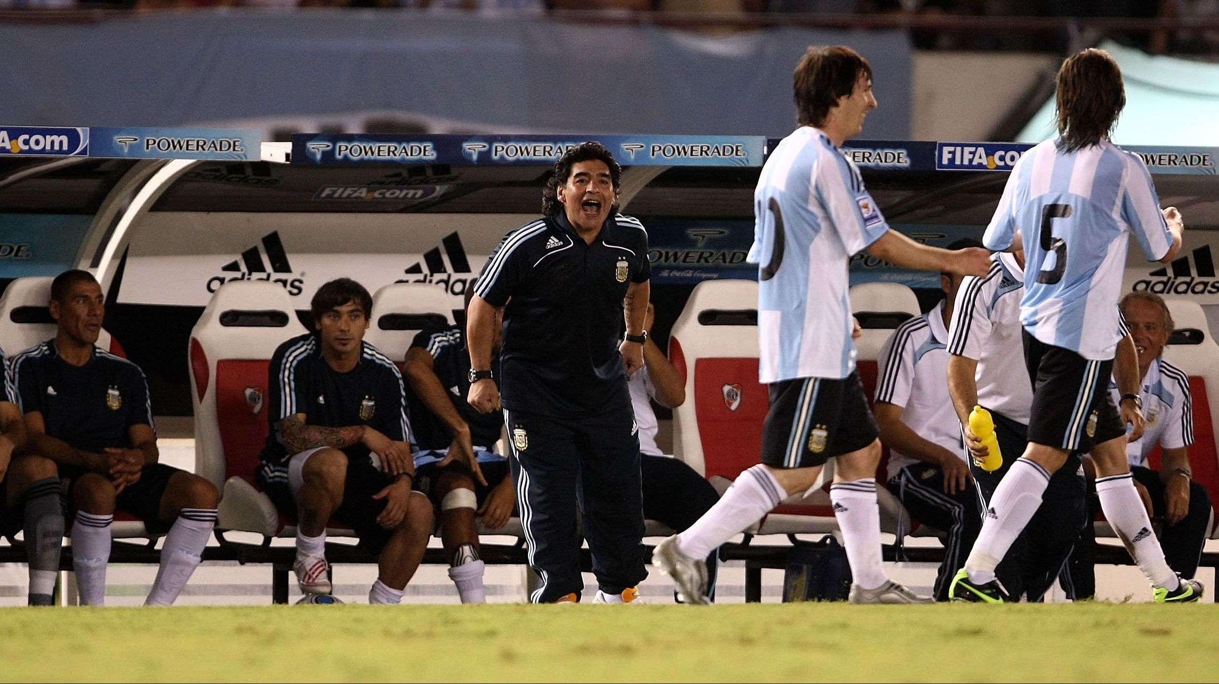 Maradona à beira do campo na goleada sobre a Venezuela, em 2009 / Photogamma/Getty Images