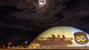 Em Goiânia (GO), o Centro Cultural Oscar Niemeyer também foi iluminado