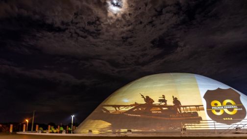 Em Goiânia (GO), o Centro Cultural Oscar Niemeyer também foi iluminado
