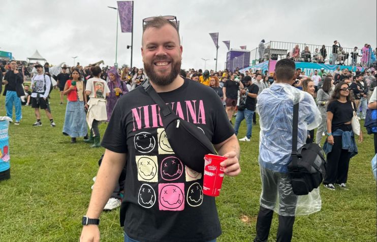 Gustavo Herman apostou em camisa do Nirvana para curtir o festival / Nicoly Bastos/CNN