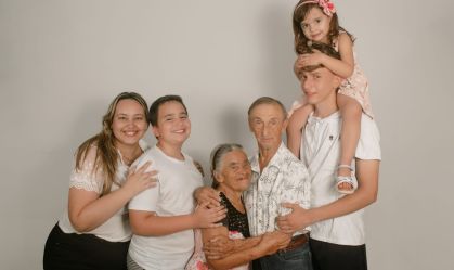 Diagnosticada com síndrome de Down aos 35 anos, idosa é dona de casa e avó