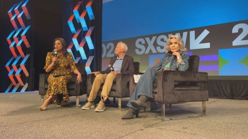 três participantes do sxsw dentados em cadeiras