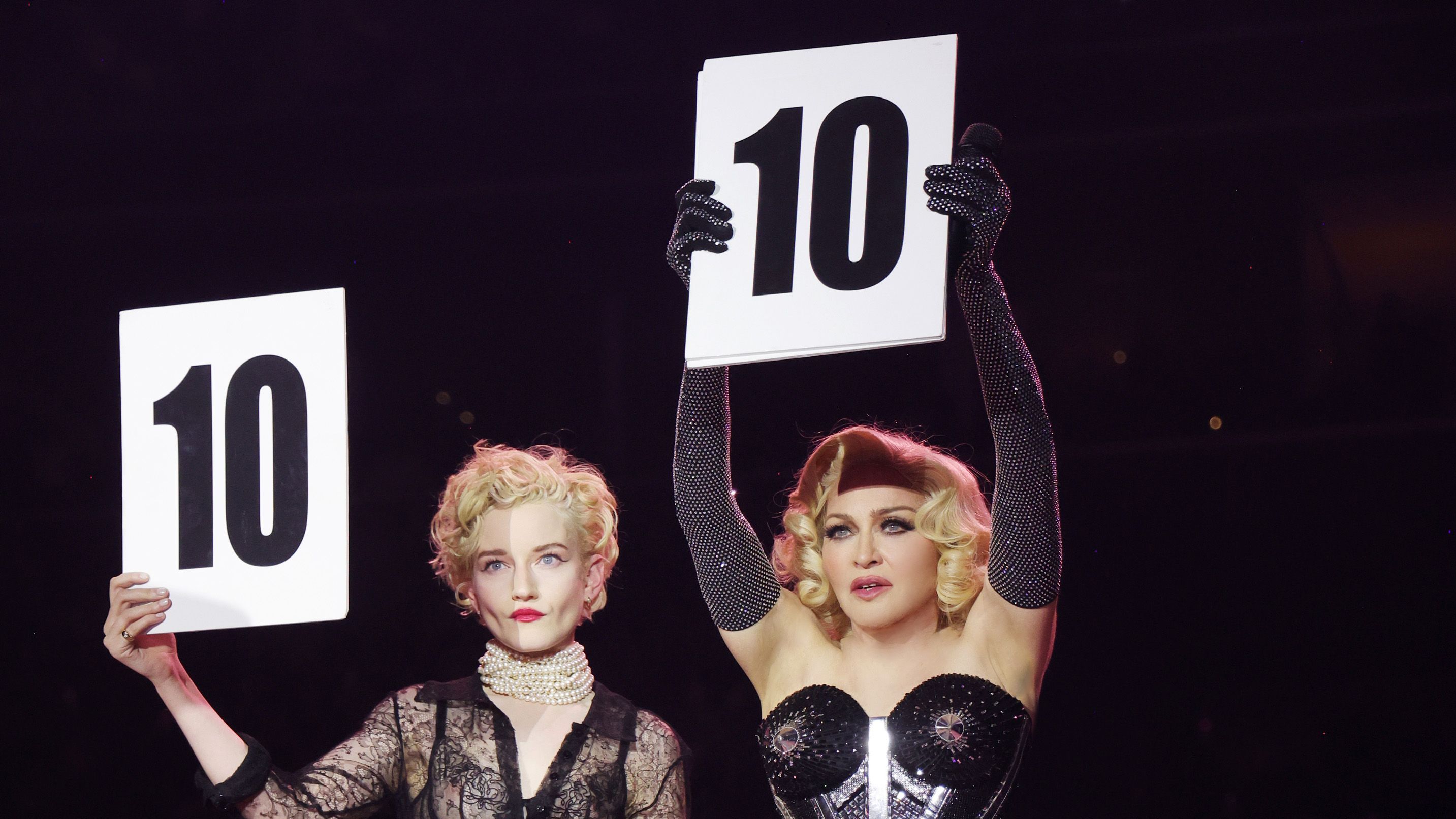 Julia Garner (à esquerda) e Madonna (à direita) em momento de show da The Celebration Tour, em Nova York, no dia 14 de dezembro de 2023