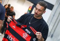 Léo Ortiz desembarca no Rio e celebra acerto com o Flamengo: 