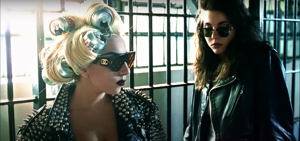 Lady Gaga, loira e à esquerda, e Natalie Germanotta a seu lado, no videoclipe de "Telehpone" | Foto: Lady Gaga/Youtube/Reprodução