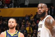 Warriors vencem Lakers em duelo entre Curry e LeBron e jogada de 4 pontos