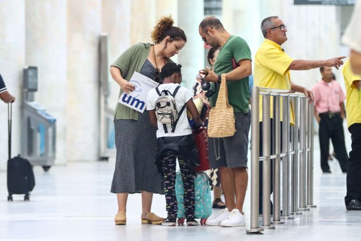 Grávida, Leandra Leal é fotografada em aeroporto no Rio de Janeiro / Victor Chapetta/ AgNews