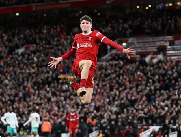 Lewis Koumas, de 18 anos, também estreou pelo time titular do Liverpool FC esta semana / Reprodução Instagram @koumas