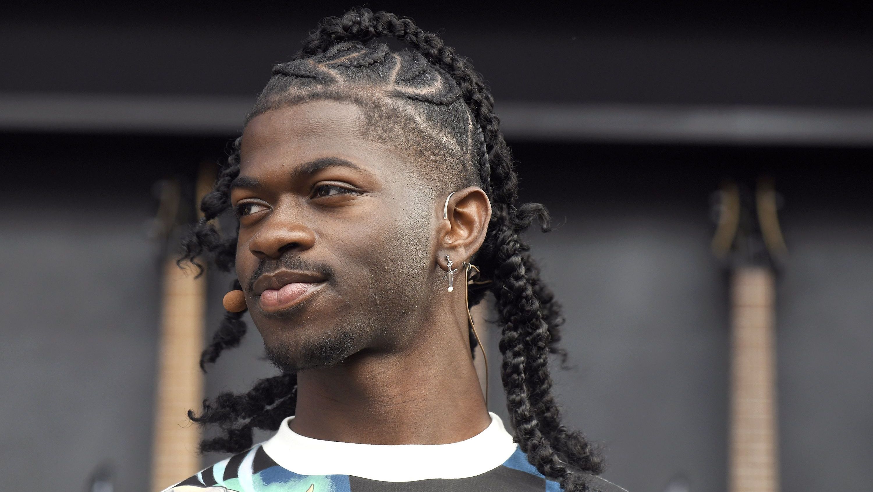 Lil Nas X volta ao rap em teaser de nova música na web | CNN Brasil