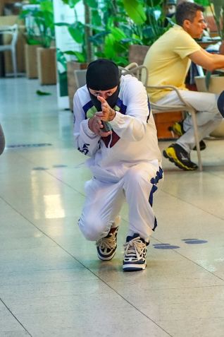 MC Daniel embarca de balaclava no aeroporto Santos Dumont / Victor Chapetta - Agnews