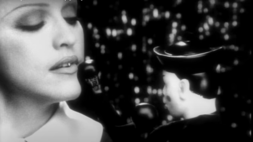 Madonna no videoclipe de &quot;Erotica&quot;
