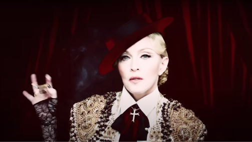 Madonna no videoclipe de &quot;Living for Love&quot;