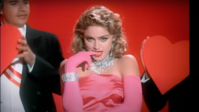 Madonna no videoclipe de &quot;Material Girl&quot;