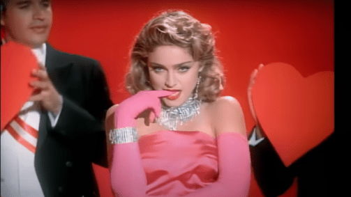 Madonna no videoclipe de &quot;Material Girl&quot;