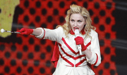 Madonna canta "Express Yourself" em show no no TD Garden, em Massachusetts (EUA), em 2012