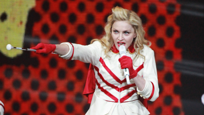 Madonna canta "Express Yourself" em show no no TD Garden, em Massachusetts (EUA), em 2012
