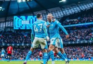 Com dois de Foden, City vira sobre o United e segue vice-líder do Inglês