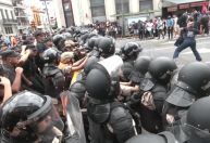 Manifestantes são reprimidos com gás ao tentarem entrar em Buenos Aires