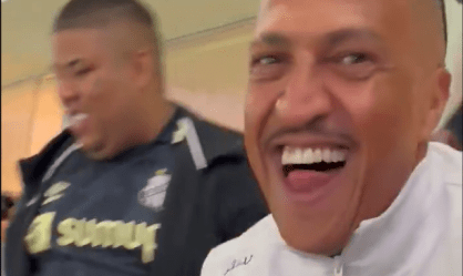 Mano Brown comemora gol do Santos