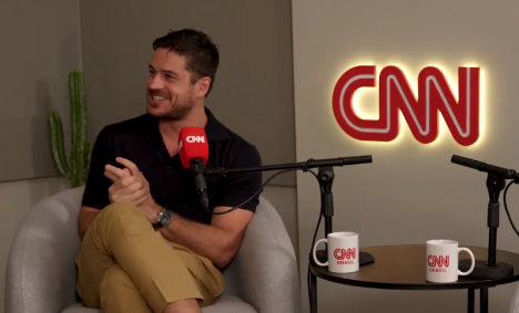 Ator Marco Pigossi em entrevista à CNN Brasil no SXSW
