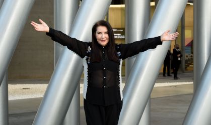 Marina Abramović destaca relação com moda: "Ajuda a ser criativa"