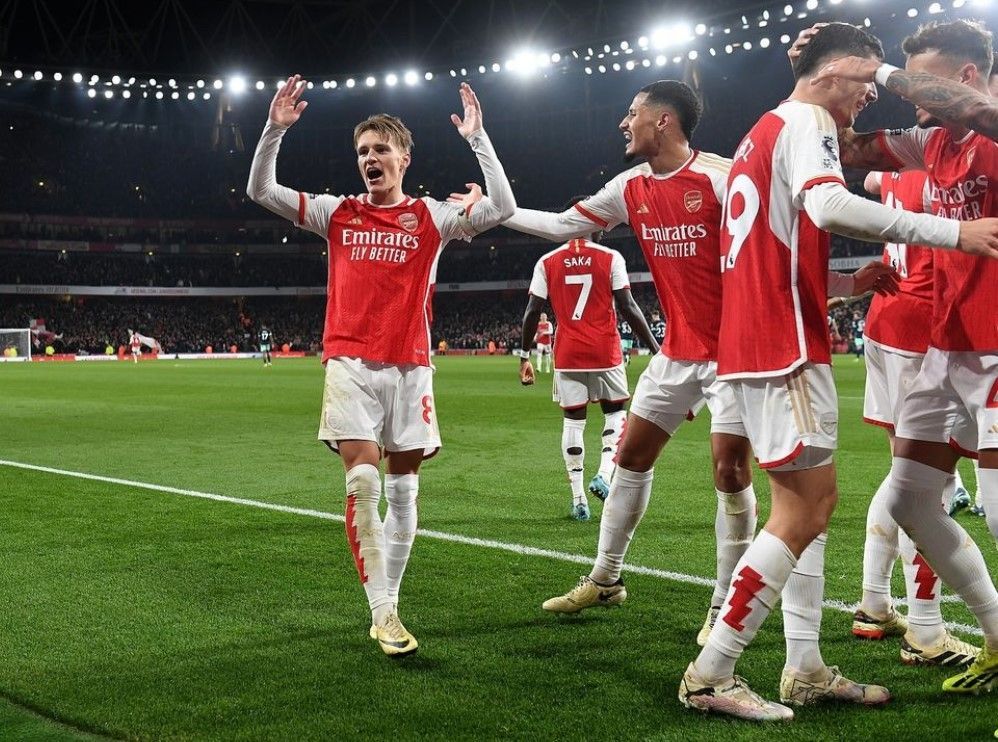 Martin Odegaard aplaude a torcida e a equipe em último jogo antes de enfrentar o FC Porto e classificar o Arsenal para as quartas de final da Champions League / Instagram @odegaard.98