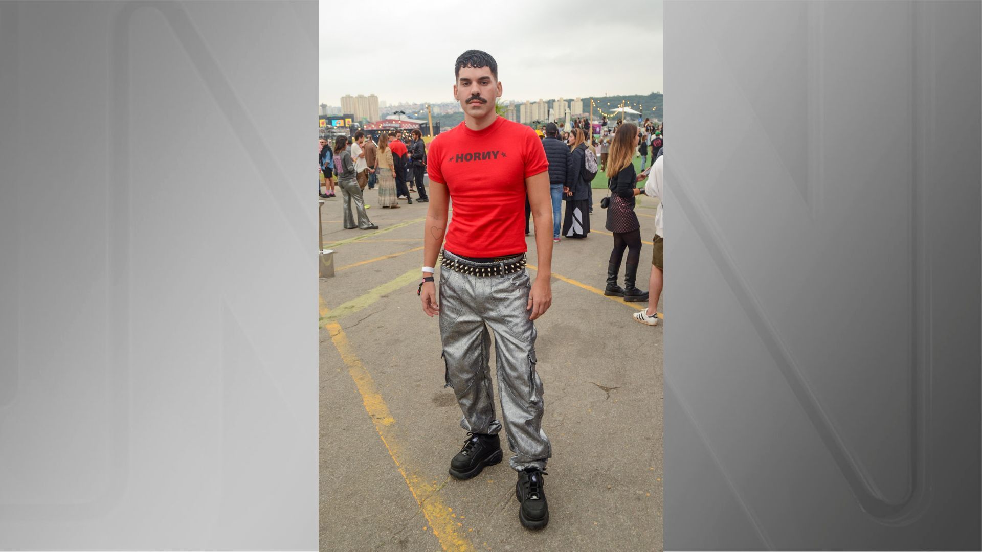 Mateus Carrilho apostou no vermelho, muito presente nos looks do festival e uma calça holográfica / Araujo/Agnews