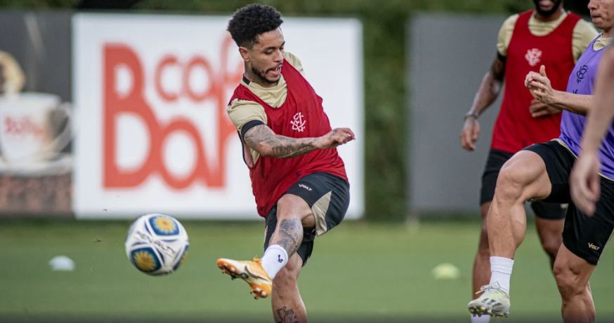 Matheusinho tenta finalização durante treino do Vitória