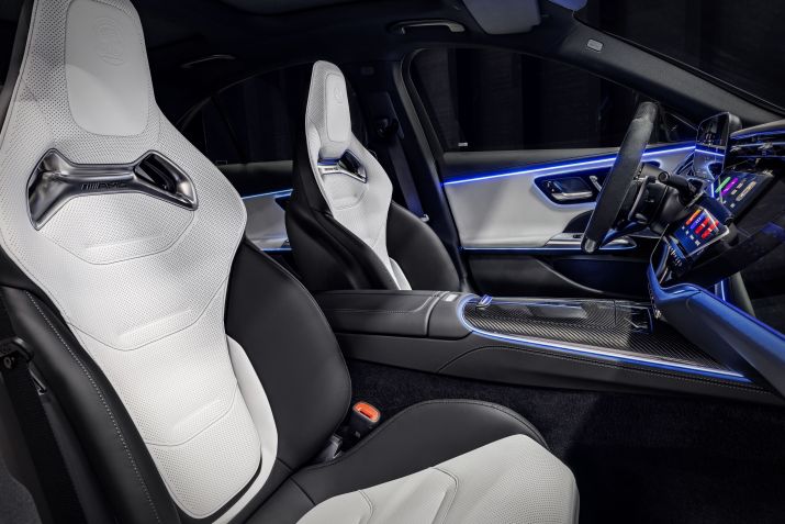 Bancos são esportivos e têm ajustes elétricos/ Divulgação/Mercedes-Benz