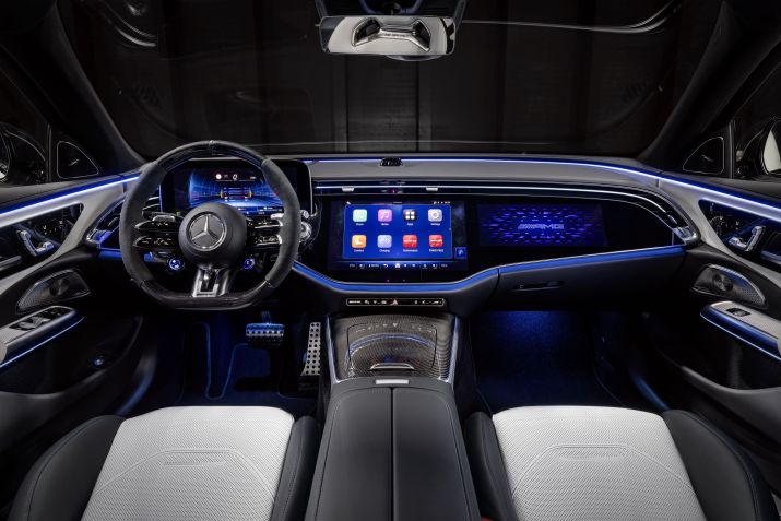 Sistema MBUX Superscreen é opcional pago e vem com três telas /Divulgação/Mercedes-Benz