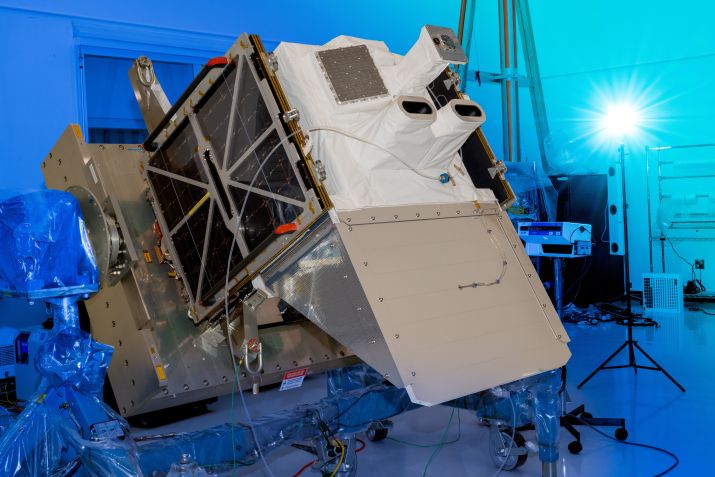 Engenheiros da Ball Aerospace examinam o hardware do satélite MethaneSAT após testes / BAE Systems/Divulgação