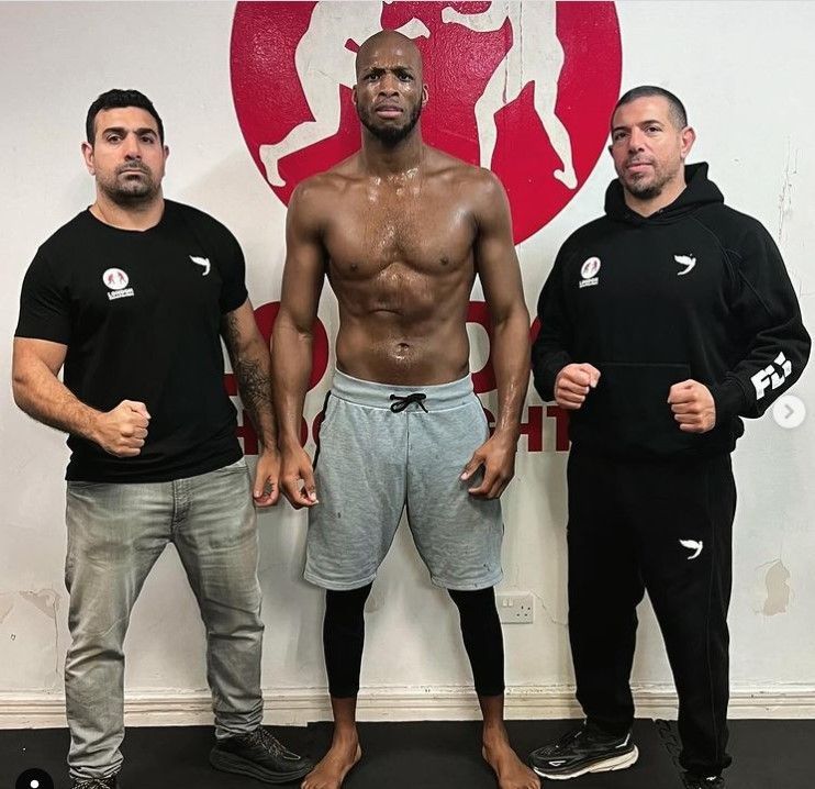 Michael "Venom" Page posa para foto na London Shootfighters, em Londres, Inglaterra / Reprodução/Instagram @michaelvenompage